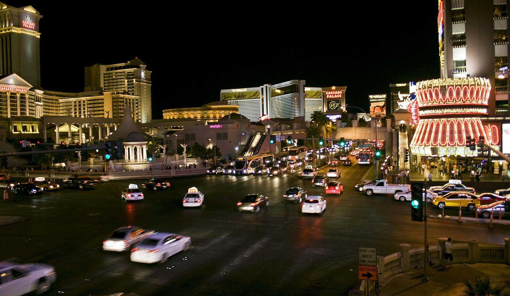 Tráfidco nocturno en El Strip de Las Vegas
