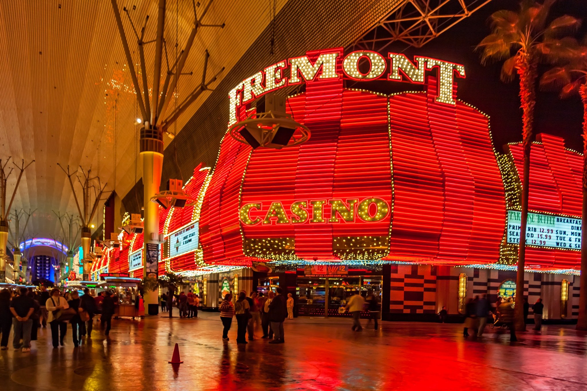 Casino Fremont con sus característicos colores rojos iluminados